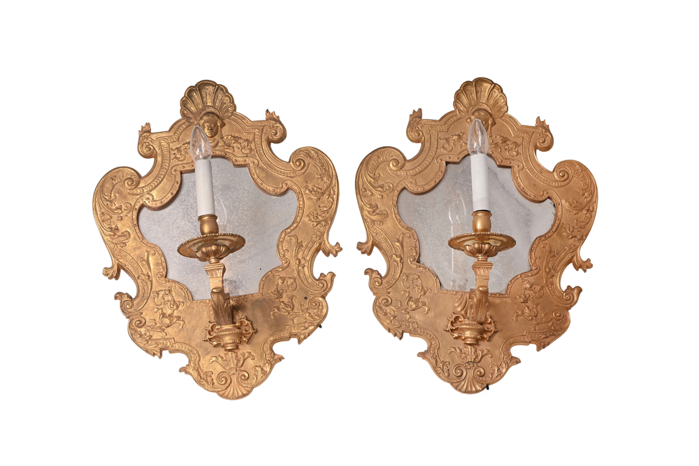 Paire d'appliques &agrave; une lumi&egrave;re en bronze avec miroir, France, 19&egrave;me/20&egrave;me si&egrave;cle