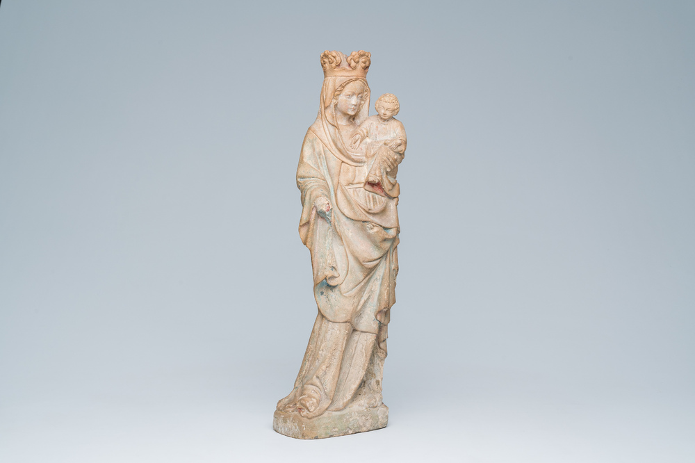 Vierge &agrave; l'Enfant de style n&eacute;o-gothique en pierre &agrave; traces de polychromie, France, 19&egrave;me si&egrave;cle