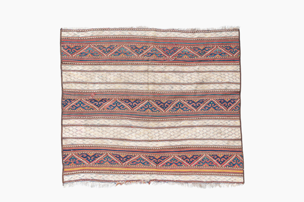 Tapis oriental de type Kelim (Kilim) Qashqai &agrave; d&eacute;cor g&eacute;om&eacute;trique, vers 1900