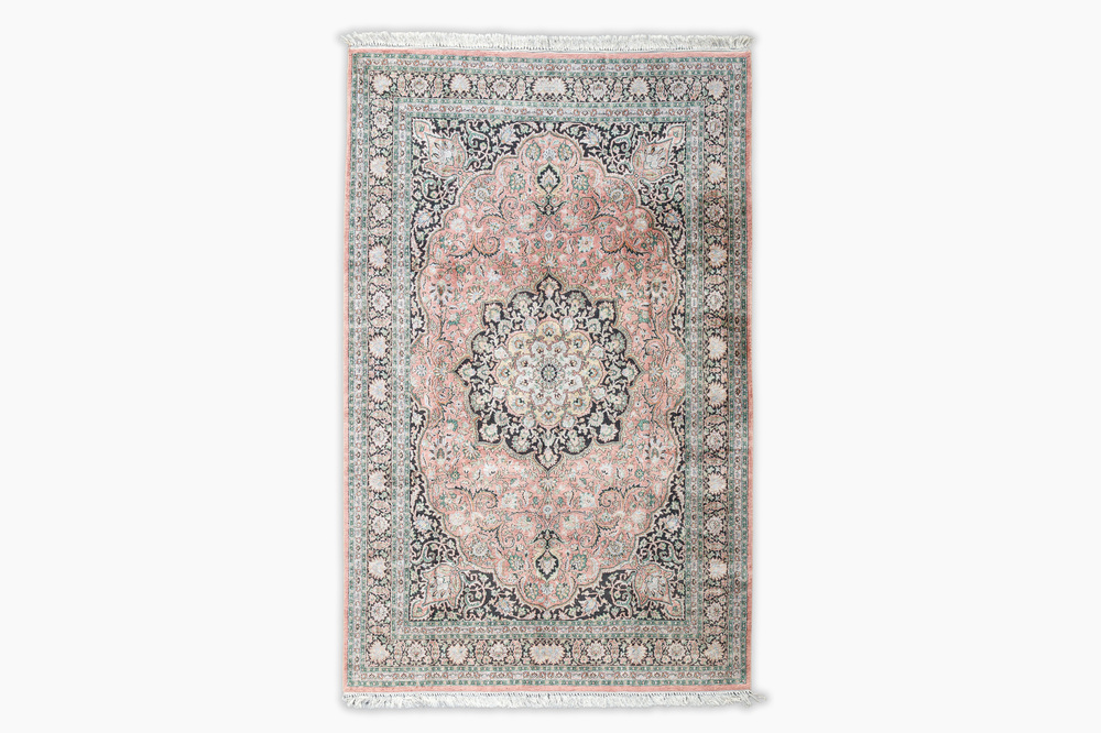 Tapis oriental de type Kashmir en soie &agrave; d&eacute;cor floral, dernier tiers du 20&egrave;me si&egrave;cle
