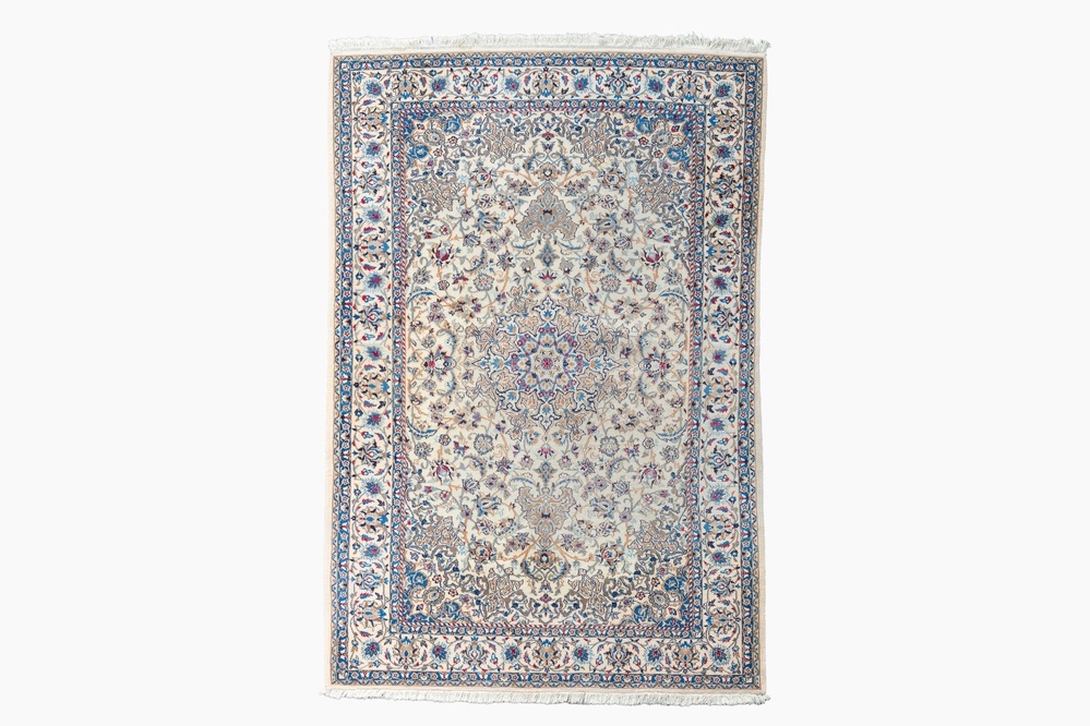 Tapis oriental de type Nain &agrave; d&eacute;cor floral, laine et soie sur coton, deuxi&egrave;me moiti&eacute; du 20&egrave;me si&egrave;cle