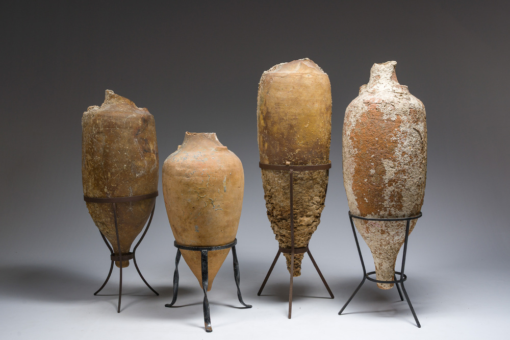 Quatre amphores &agrave; huile en terre cuite, &eacute;poque romaine, 1er-3&egrave;me si&egrave;cle