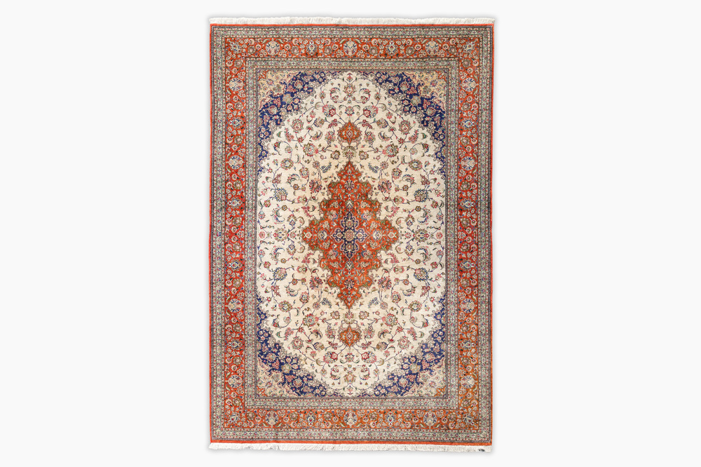 Tapis oriental de type Qom (Qum/Ghom) en soie &agrave; d&eacute;cor floral, deuxi&egrave;me moiti&eacute; du 20&egrave;me si&egrave;cle