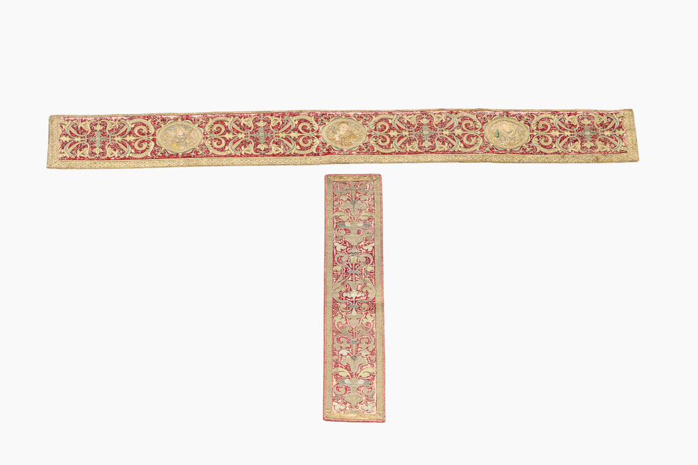 Deux panneaux brod&eacute;s &agrave; fil dor&eacute; sur velours rouge, 16&egrave;me/17&egrave;me si&egrave;cle