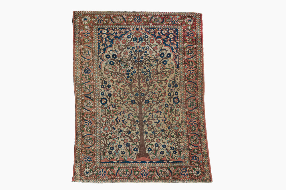 Tapis oriental de type Isphahan &agrave; d&eacute;cor d'arbre de vie, laine sur coton, premi&egrave;re moiti&eacute; du 20&egrave;me si&egrave;cle