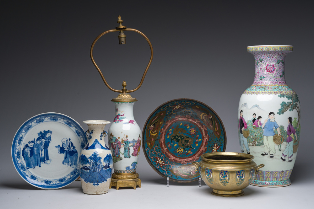 Collection vari&eacute;e en porcelaine, &eacute;maux cloisonn&eacute;s et bronze, Chine, 19&egrave;me/20&egrave;me si&egrave;cle