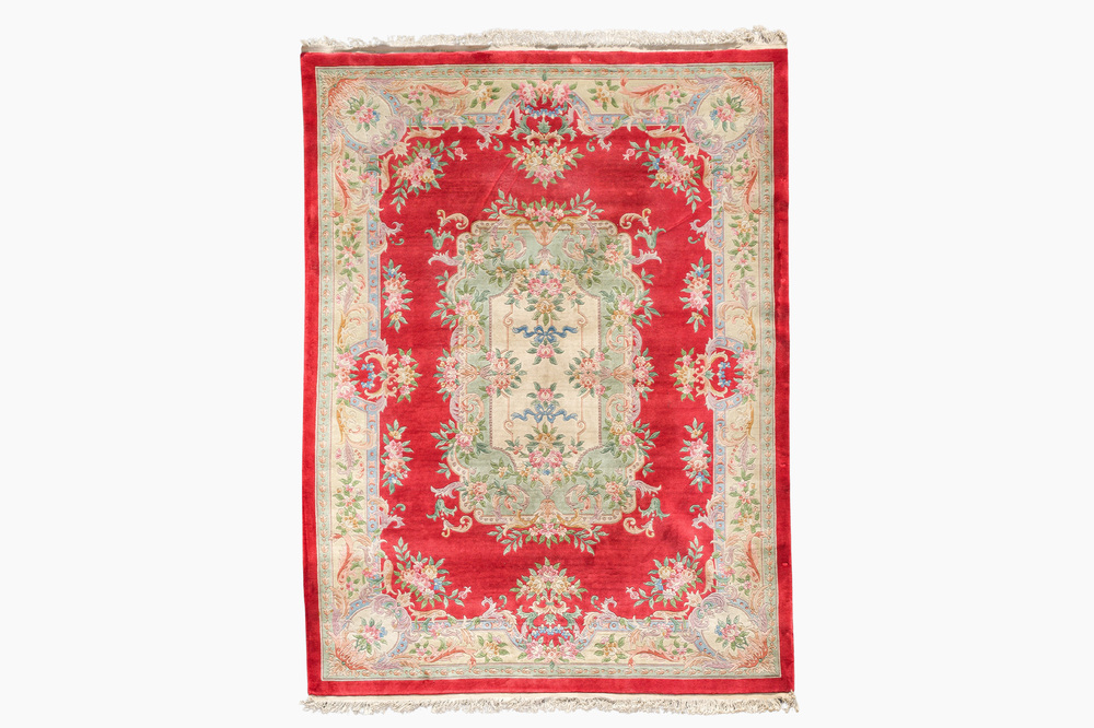 Tapis de style Aubusson en laine &agrave; d&eacute;cor floral, Chine, 20&egrave;me si&egrave;cle