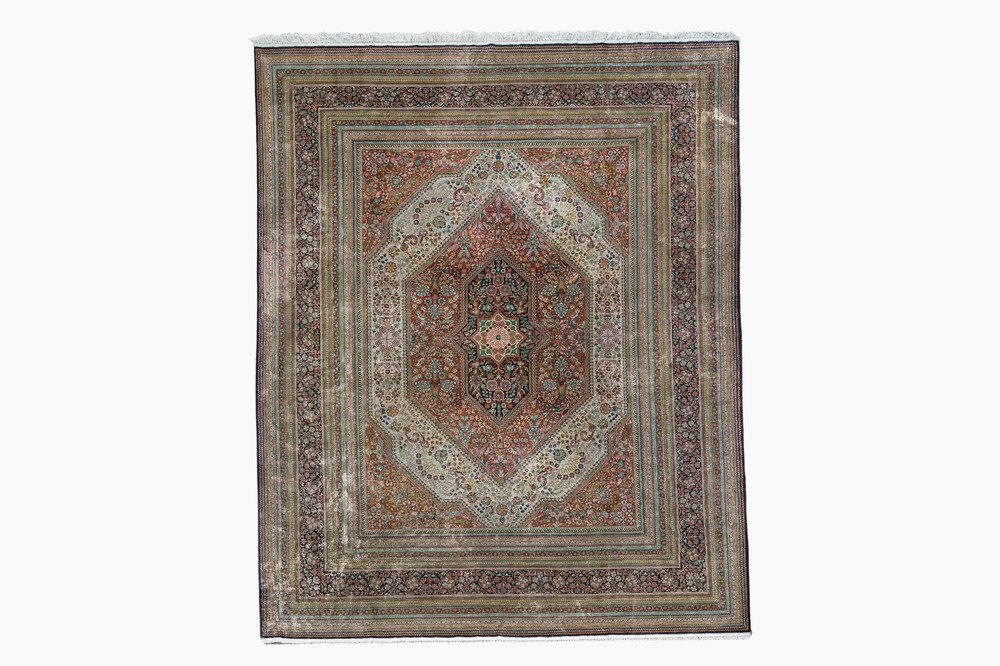 Tapis oriental de type Qom (Qum/Ghom) en soie &agrave; d&eacute;cor floral, deuxi&egrave;me moiti&eacute; du 20&egrave;me si&egrave;cle