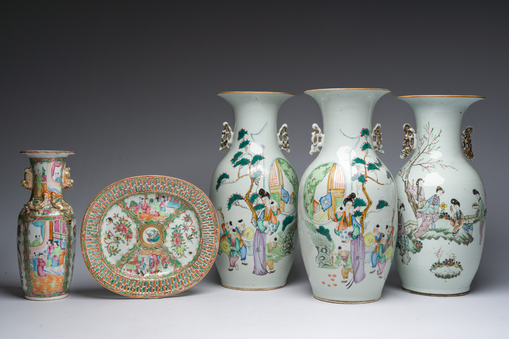 Trois vases en porcelaine de Chine famille rose &agrave; d&eacute;cor de dames et d'enfants dans un jardin et un vase et un plat de Canton, 19&egrave;me/20&egrave;me si&egrave;cle