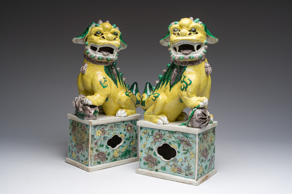 Paire de mod&egrave;les de lions bouddhistes en biscuit &eacute;maille verte, Chine, 19&egrave;me si&egrave;cle