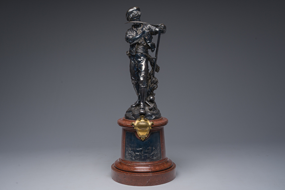 &Eacute;cole fran&ccedil;aise: Le r&eacute;mouleur, bronze argent&eacute; sur un imposant socle en marbre rouge, 19&egrave;me si&egrave;cle