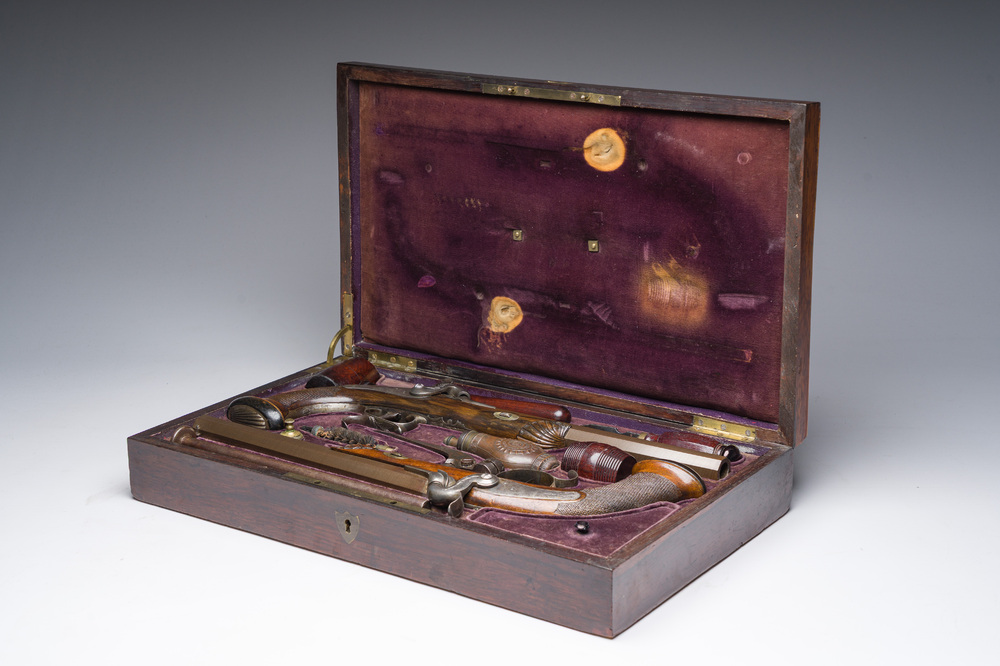 Etui de duel en acajou avec une paire de pistolets &agrave; crosse en noyer et canons damas aux montures grav&eacute;es, Li&egrave;ge, 19&egrave;me si&egrave;cle