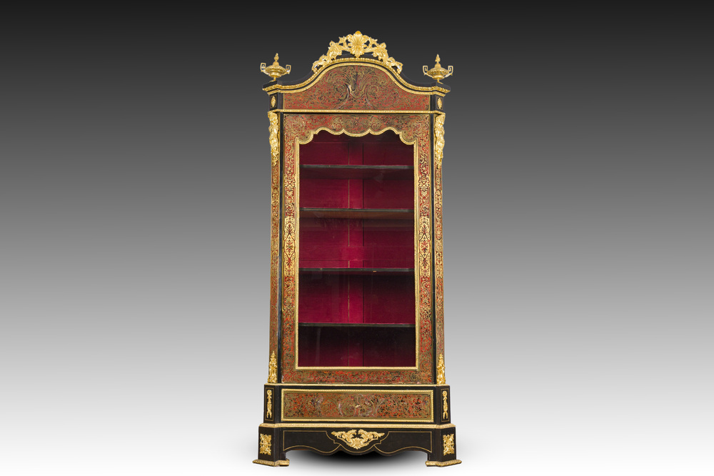Een Franse Napoleon III-stijl ge&euml;boniseerd houten &eacute;&eacute;ndeursvitrine met verguld bronzen monturen en inlegwerk in koper en schildpad, 19de/20ste eeuw