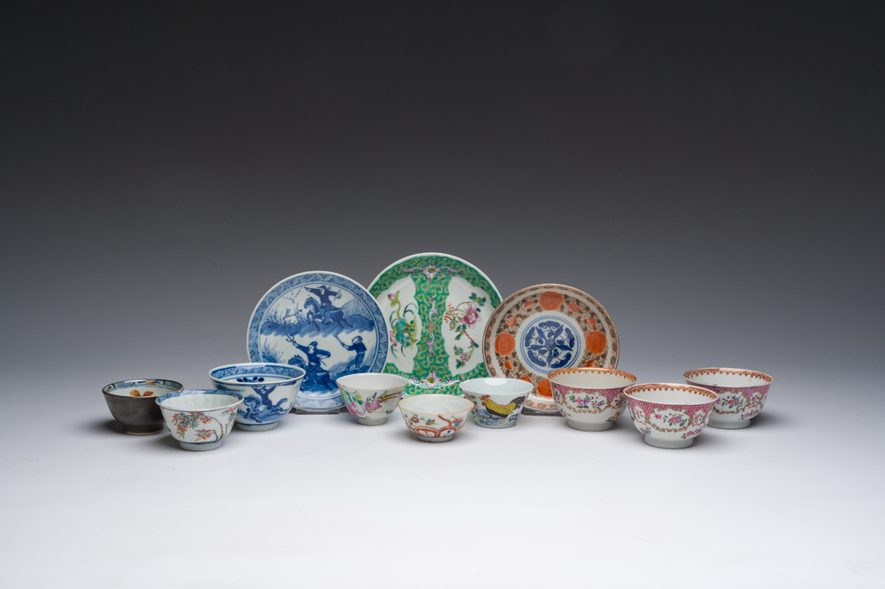 Collection vari&eacute;e de tasses et soucoupes en porcelaine de Chine en bleu et blanc et famille rose, Kangxi et post&eacute;rieur
