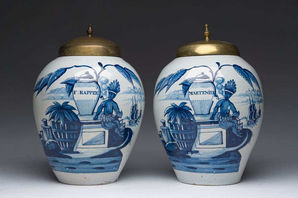 Paire de pots &agrave; tabac en fa&iuml;ence de Delft bleu et blanc &agrave; d&eacute;cor d'Indiens aux couvercles en laiton, 18&egrave;me si&egrave;cle