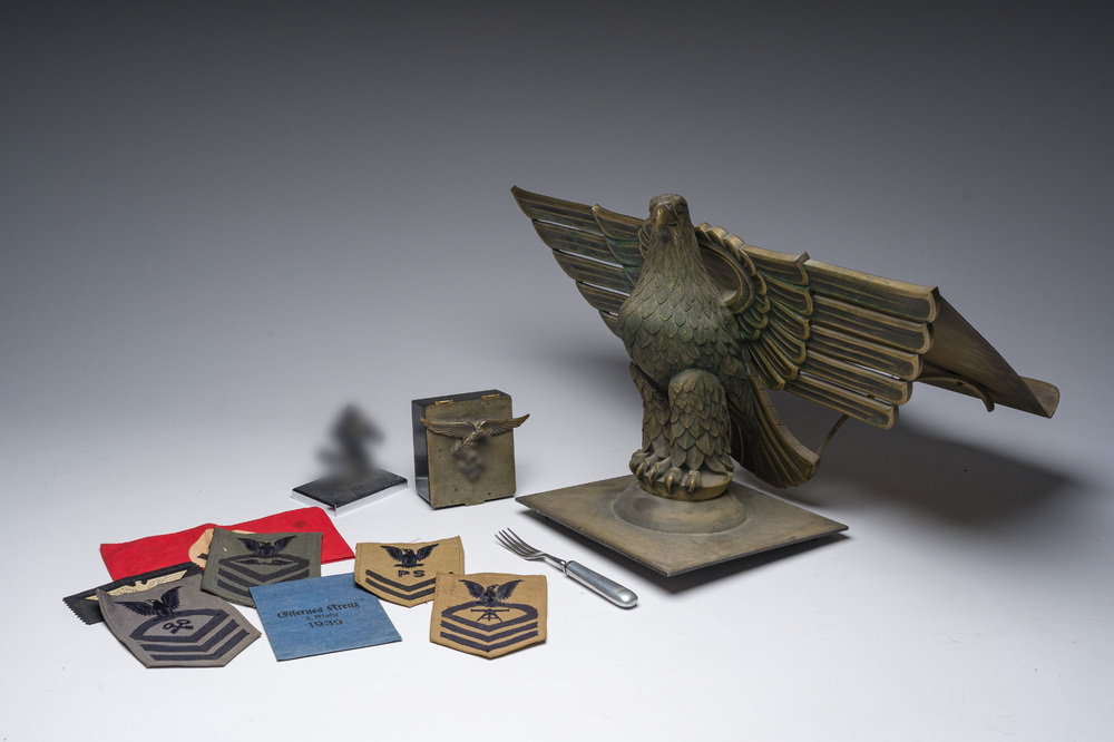 Grande collection de souvenirs nazis, notamment un pupitre, des insignes, etc. 20&egrave;me si&egrave;cle