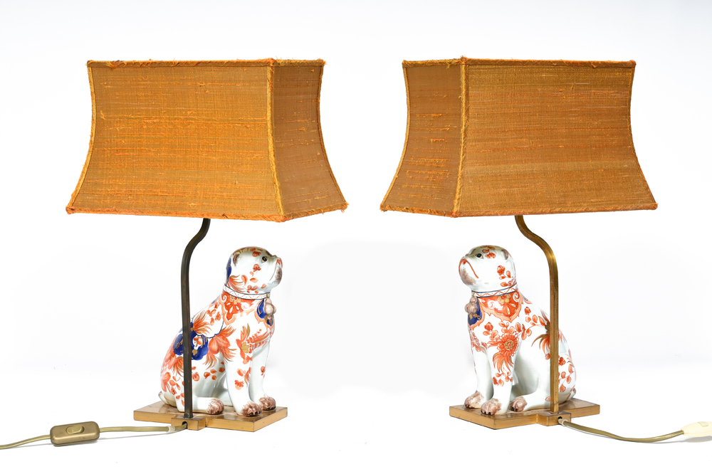 Paire de lampes de table avec un chien assis en porcelaine de style Imari, soi-disant lampes de type 'Carlin', 20&egrave;me si&egrave;cle