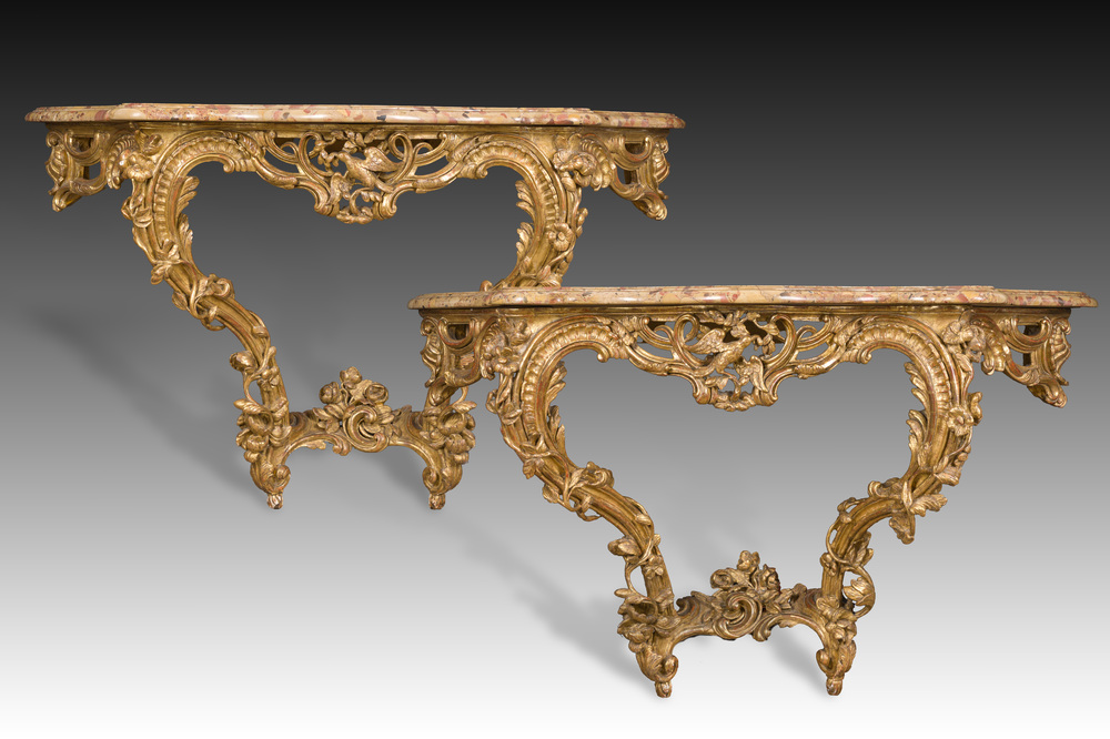 Paire de consoles en bois finement sculpt&eacute; et dor&eacute; aux dessus en marbre, France, 18&egrave;me si&egrave;cle