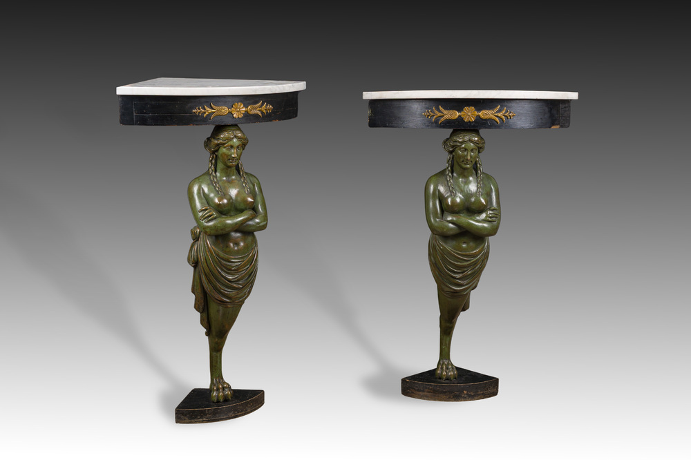 Paire de consoles d'angle &agrave; cariatides avec dessus en marbre et montures en bronze dor&eacute;, France, 19&egrave;me/20&egrave;me si&egrave;cle