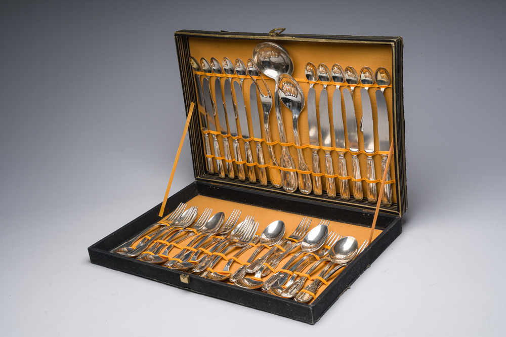 M&eacute;nag&egrave;re de 50 pi&egrave;ces en m&eacute;tal argent&eacute; dans la cassette d'origine, poin&ccedil;on de ma&icirc;tre A.P., 20&egrave;me si&egrave;cle