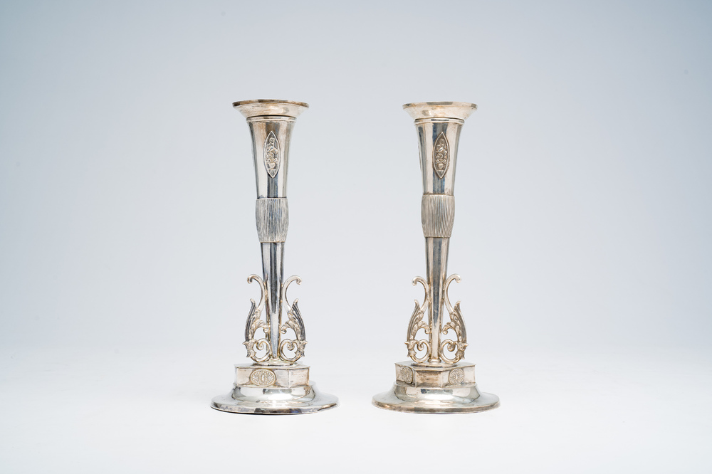 Paire de vases solifleurs en argent &agrave; d&eacute;cor en relief transform&eacute;s en bougeoirs, Allemagne, premi&egrave;re moiti&eacute; 19&egrave;me si&egrave;cle