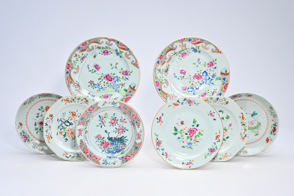 Huit assiettes en porcelaine de Chine famille rose &agrave; d&eacute;cor floral, Yongzheng/Qianlong