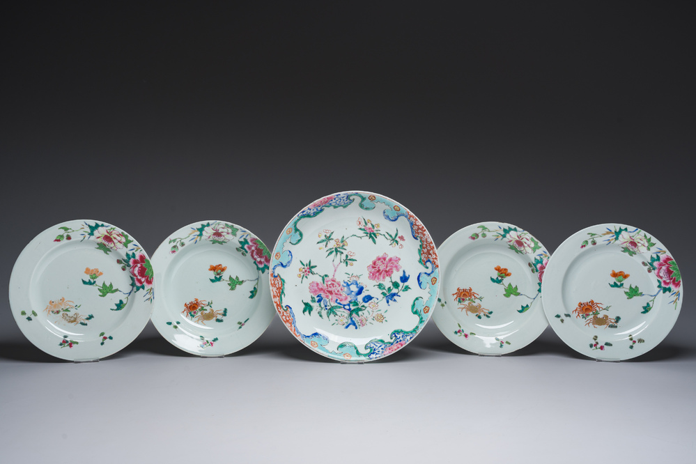 Cinq assiettes et plats en porcelaine de Chine famille rose, Qianlong