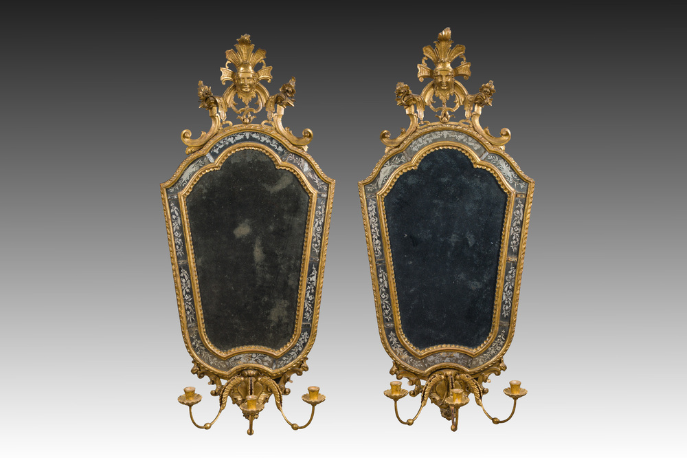 Paire d'impressionnants miroirs v&eacute;nitiens en bois dor&eacute; surmont&eacute;s d'un mascaron et &agrave; trois lumi&egrave;res, Italie, 18&egrave;me si&egrave;cle
