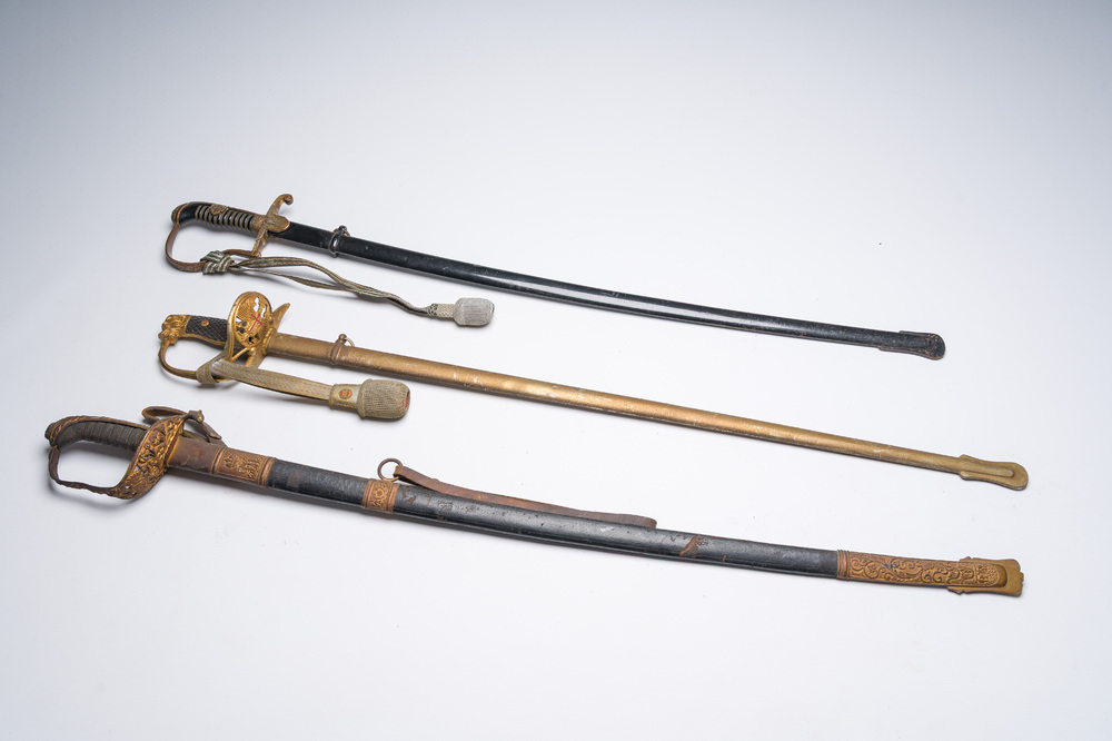 Trois sabres militaires divers, e.a. un espagnol de Tol&egrave;de et un allemand de la Seconde Guerre mondiale avec svastika, 19&egrave;me/20&egrave;me si&egrave;cle