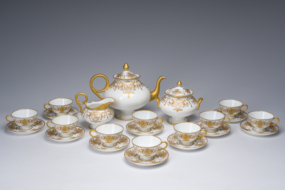 Service &agrave; caf&eacute; de 23 pi&egrave;ces richement dor&eacute; et &agrave; d&eacute;cor floral, Jean Pouyat, France, Limoges, 20&egrave;me si&egrave;cle