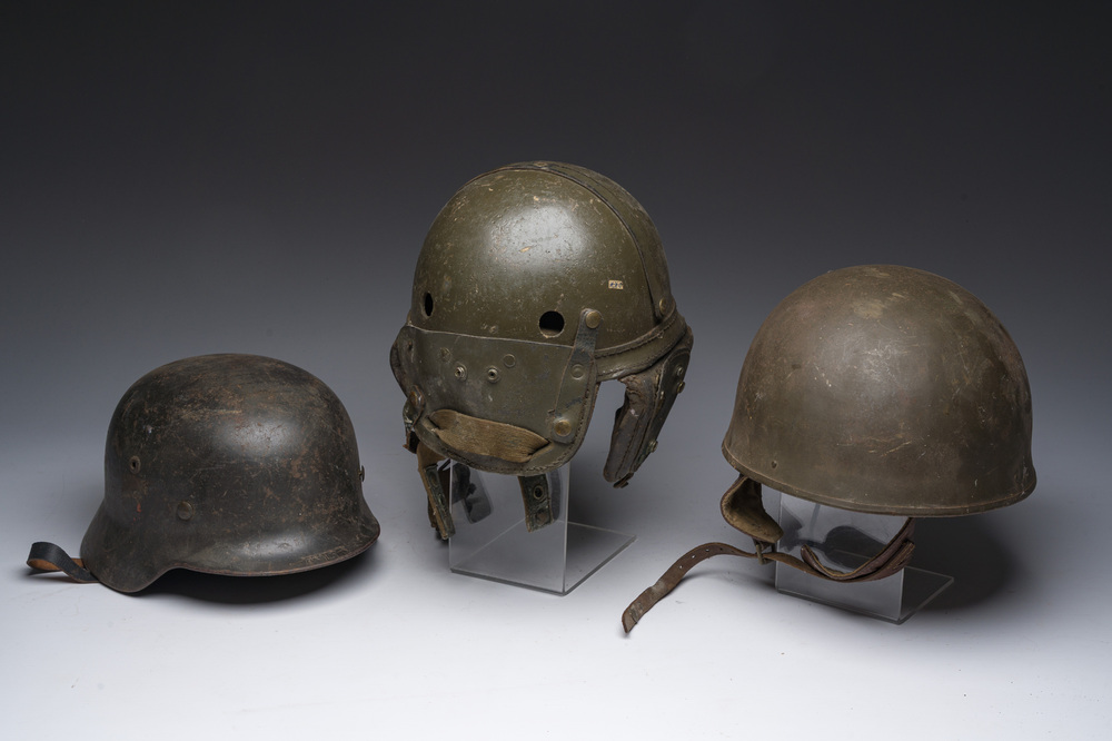 Trois casques diff&eacute;rents de la Seconde Guerre mondiale, 20&egrave;me si&egrave;cle