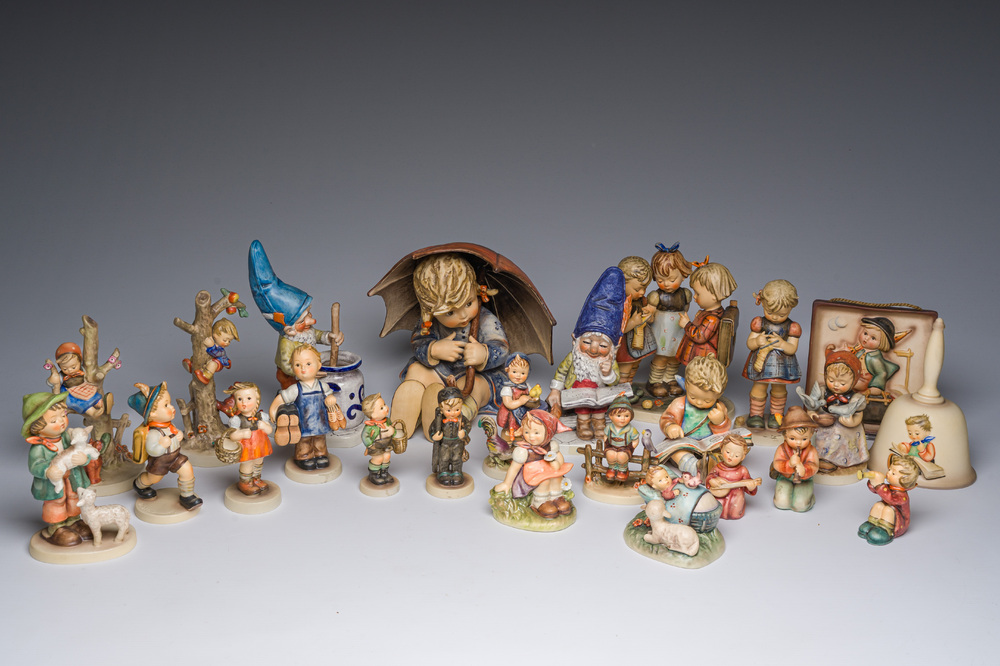 Grande collection vari&eacute;e de figures et de groupes de type Hummel en biscuit d&eacute;cor&eacute; polychrome, Goebel, Allemagne, 20&egrave;me si&egrave;cle