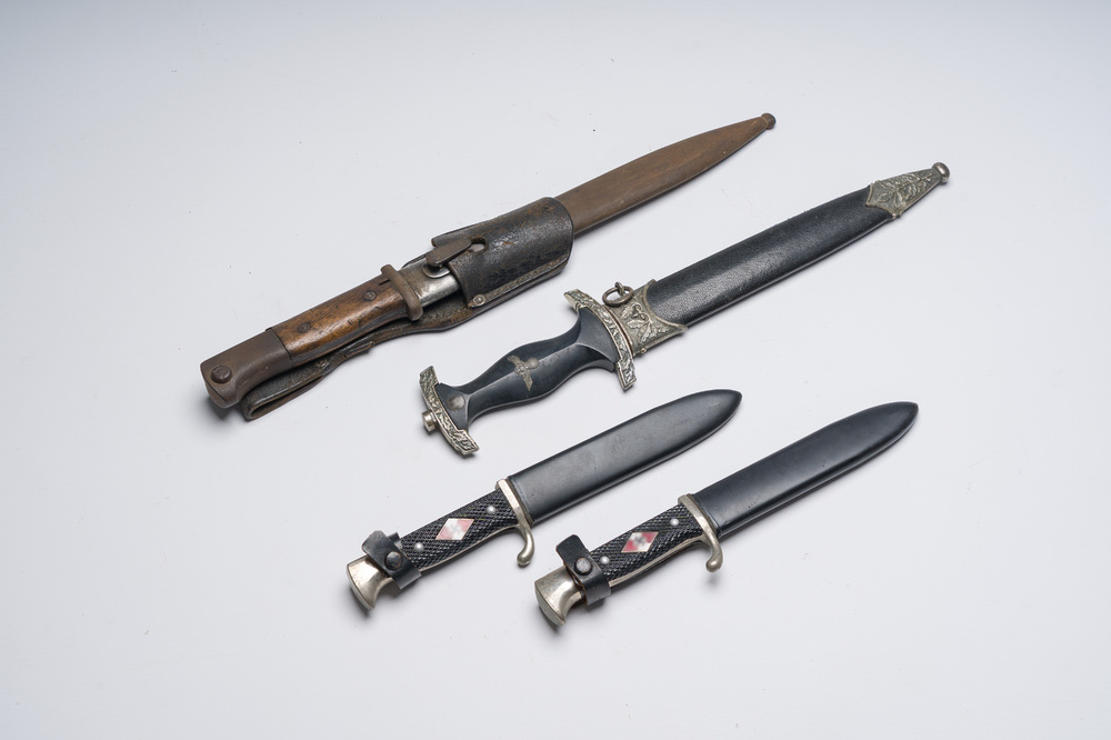 Quatre poignards allemands assortis avec des symboles nazis, dont un SS-Ehrendolch, 20&egrave;me si&egrave;cle