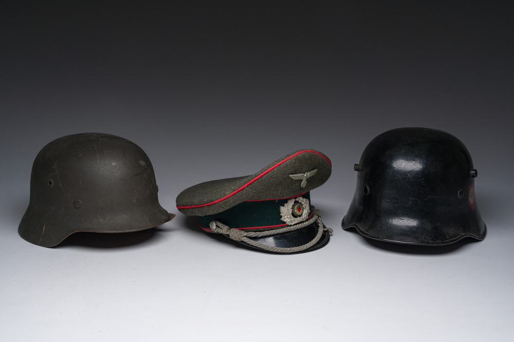 Trois coiffes diff&eacute;rentes avec des symboles nazis, e.a. une croix gamm&eacute;e (svastika), Allemagne, 20&egrave;me si&egrave;cle