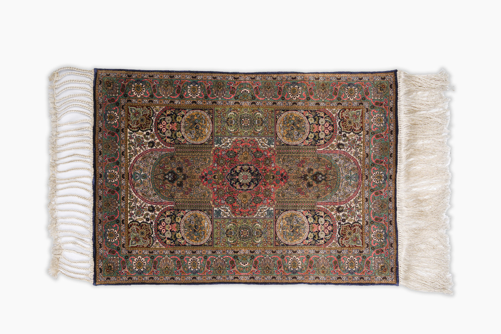 Tapis oriental extr&ecirc;mement fin de style Hereke en soie &agrave; d&eacute;cor floral, Chine, 20&egrave;me si&egrave;cle