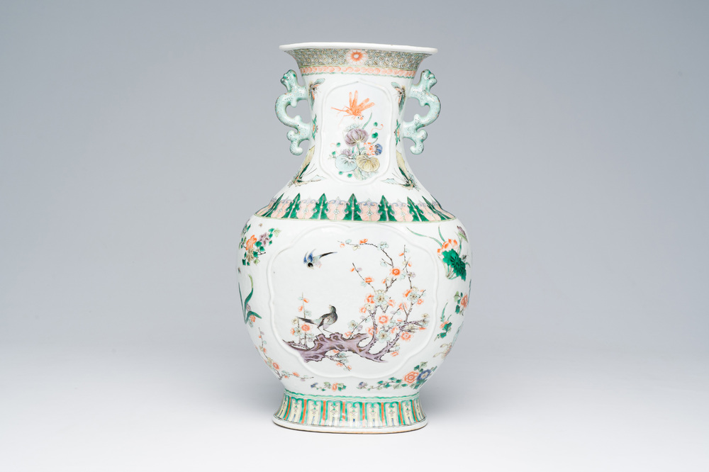 Vase en porcelaine de Chine famille verte &agrave; d&eacute;cor d'oiseaux et d'insects parmi des branches fleuries, marque de Kangxi, 19&egrave;me si&egrave;cle