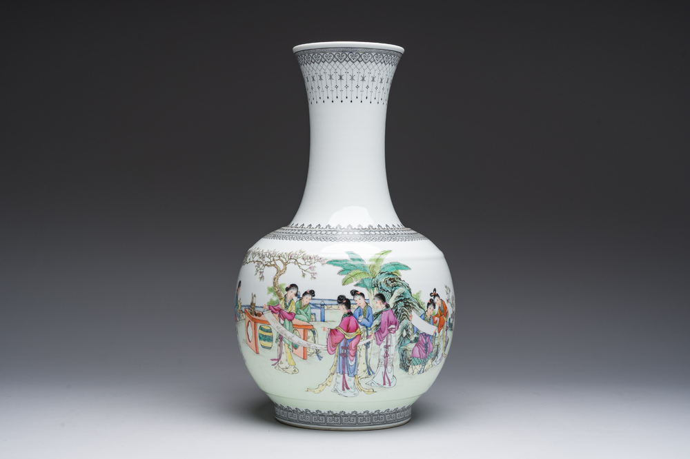Vase de forme bouteille en porcelaine de Chine famille rose &agrave; d&eacute;cor de dames sur une terrasse, marque de Qianlong, R&eacute;publique, 20&egrave;me si&egrave;cle