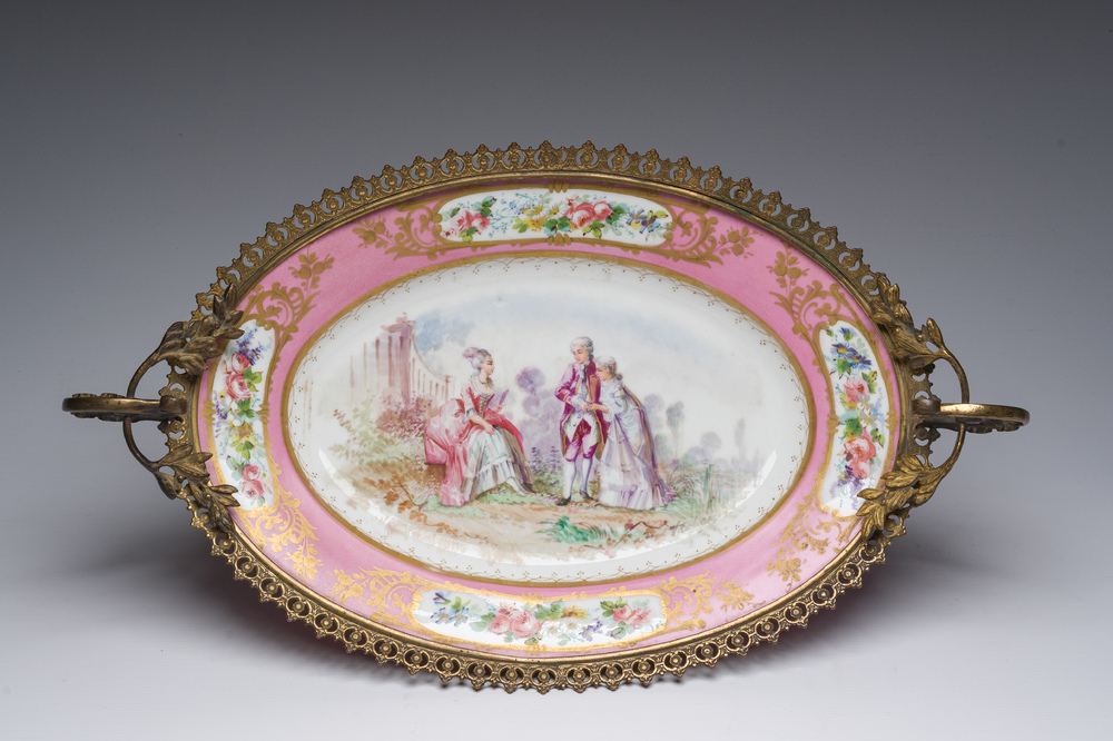 Plat ovale en S&egrave;vres 'Rose Pompadour' &agrave; d&eacute;cor d'une sc&egrave;ne anim&eacute;e sign&eacute; Corbiers, Ch&acirc;teau des Tuileries, France, 19&egrave;me si&egrave;cle