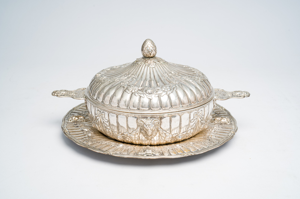 Terrine couverte sur pr&eacute;sentoir en argent &agrave; d&eacute;cor de t&ecirc;tes de b&eacute;lier et de guirlandes de fleurs, France, dernier quart 18&egrave;me si&egrave;cle
