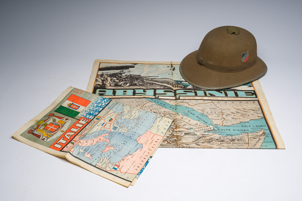 Deux affiches sur la campagne militaire en Abyssinie et un chapeau tropical allemand avec des symboles nazis, 20&egrave;me si&egrave;cle