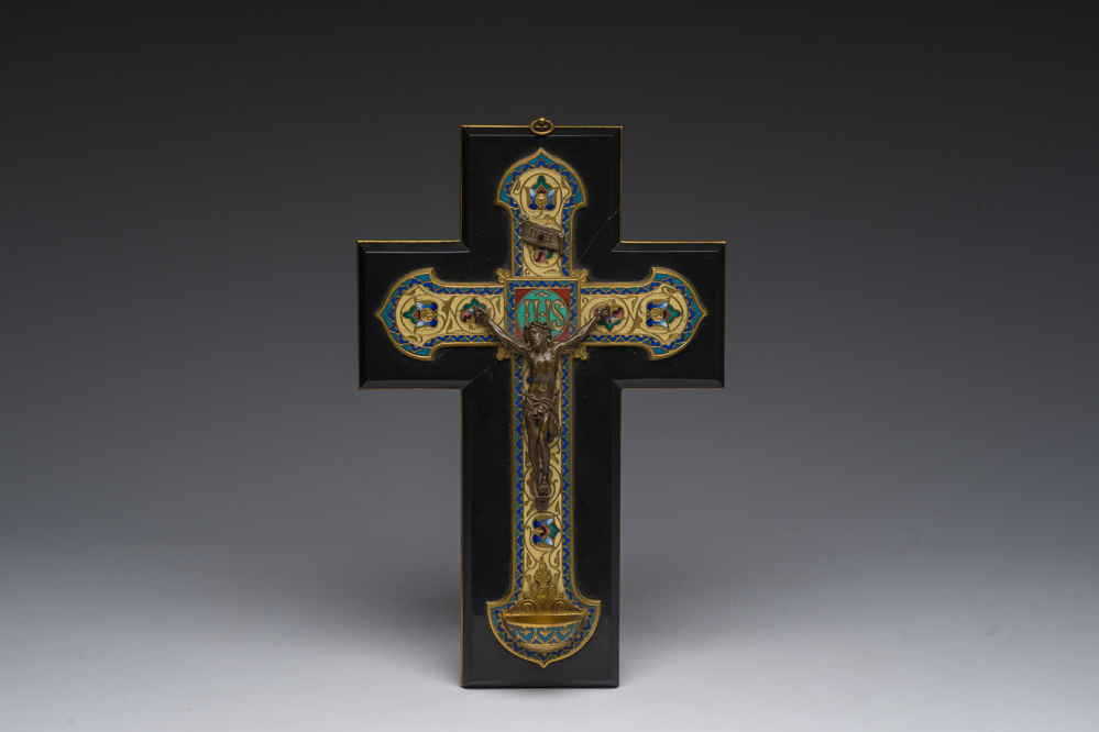 Croix en &eacute;maux cloisonn&eacute;s de Limoges avec un Corpus Christi en bronze &agrave; patine brune, F. Barbedienne, France, 19&egrave;me si&egrave;cle