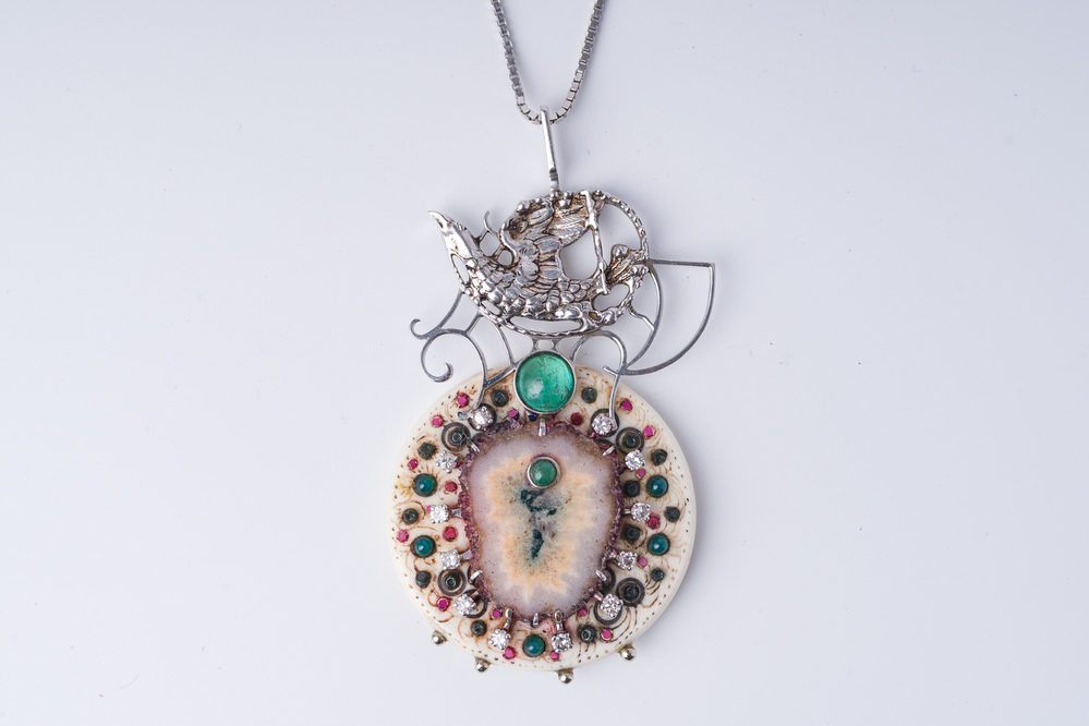 Octave Landuyt (1922-2024): Collier en or blanc 18 carats avec un pendentif orn&eacute; d'agate, d'&eacute;meraudes et de diamants
