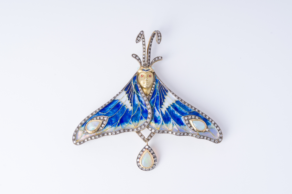 Ravissante broche en forme de papillon femelle en or 18 carats et finie avec des diamants, opale, argent et grenat, 20&egrave;me si&egrave;cle