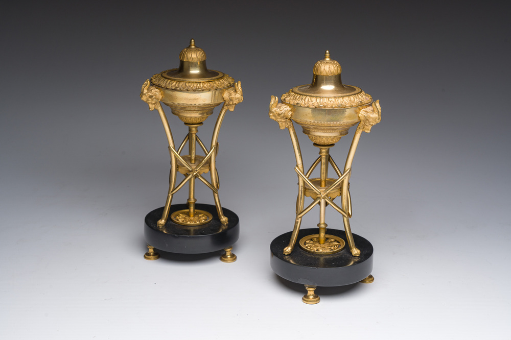 Paire de bougeoirs cassolettes Louis XVI en forme d'ath&eacute;nienne en bronze dor&eacute; &agrave; d&eacute;cor de feuilles d'acanthe et de t&ecirc;tes de b&eacute;lier, fin du 18&egrave;me si&egrave;cle