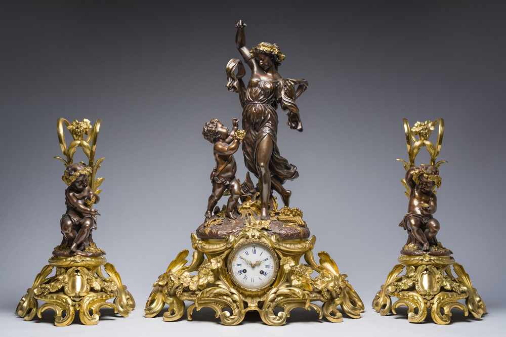 Impressionnante garniture de chemin&eacute;e en trois pi&egrave;ces en bronze dor&eacute; et patin&eacute; &agrave; d&eacute;cor de bacchante et bacchantes, France, 19&egrave;me si&egrave;cle