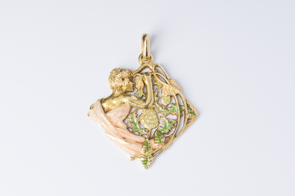 Pendentif en or partiellement &eacute;maill&eacute; repr&eacute;sentant une dame de style Art Nouveau, Carrera y Carrera, Espagne, 20&egrave;me si&egrave;cle