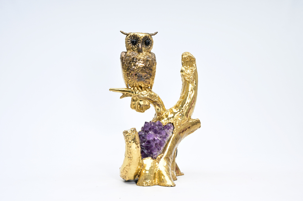 Henri Fernandez (1946): Lampe de table en forme de chouette sur branche pour l'atelier Jacques Duval-Brasseur, am&eacute;thyste et cuivre dor&eacute;