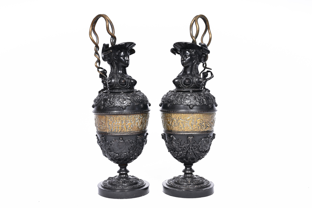 Paire de cruches historicistes en fonte partiellement patin&eacute; noir avec une riche d&eacute;coration en relief, France, vers 1900