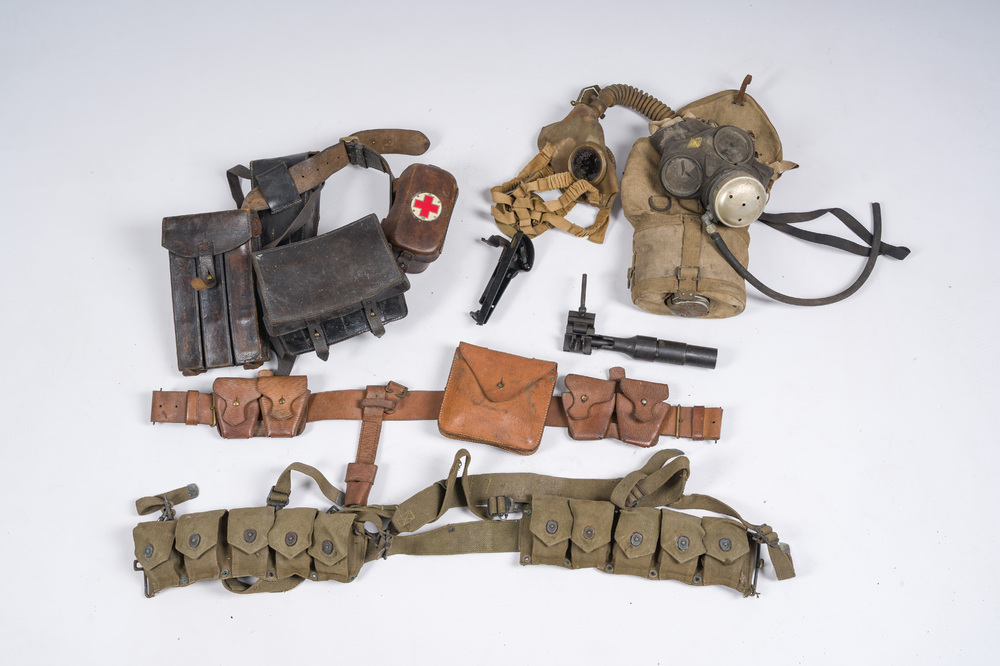 Collection vari&eacute;e d'&eacute;quipements militaires, principalement des ceintures et des masques &agrave; gaz, 20&egrave;me si&egrave;cle