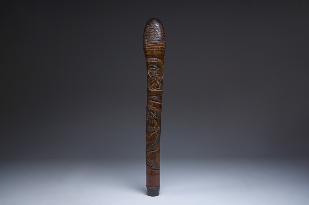 B&acirc;ton en bambou &agrave; d&eacute;cor de dragon en relief, sign&eacute;, Japon, Meiji, vers 1900